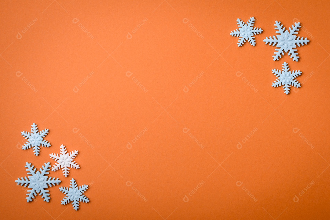 Lindos flocos de neve de inverno em um fundo liso. Fundo de inverno para seu projeto