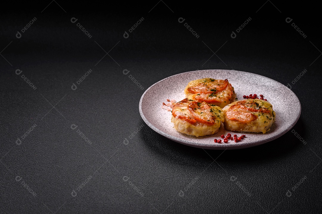 Delicioso filé de peixe assado com queijo, tomate, sal, especiarias e ervas sobre um fundo escuro de concreto
