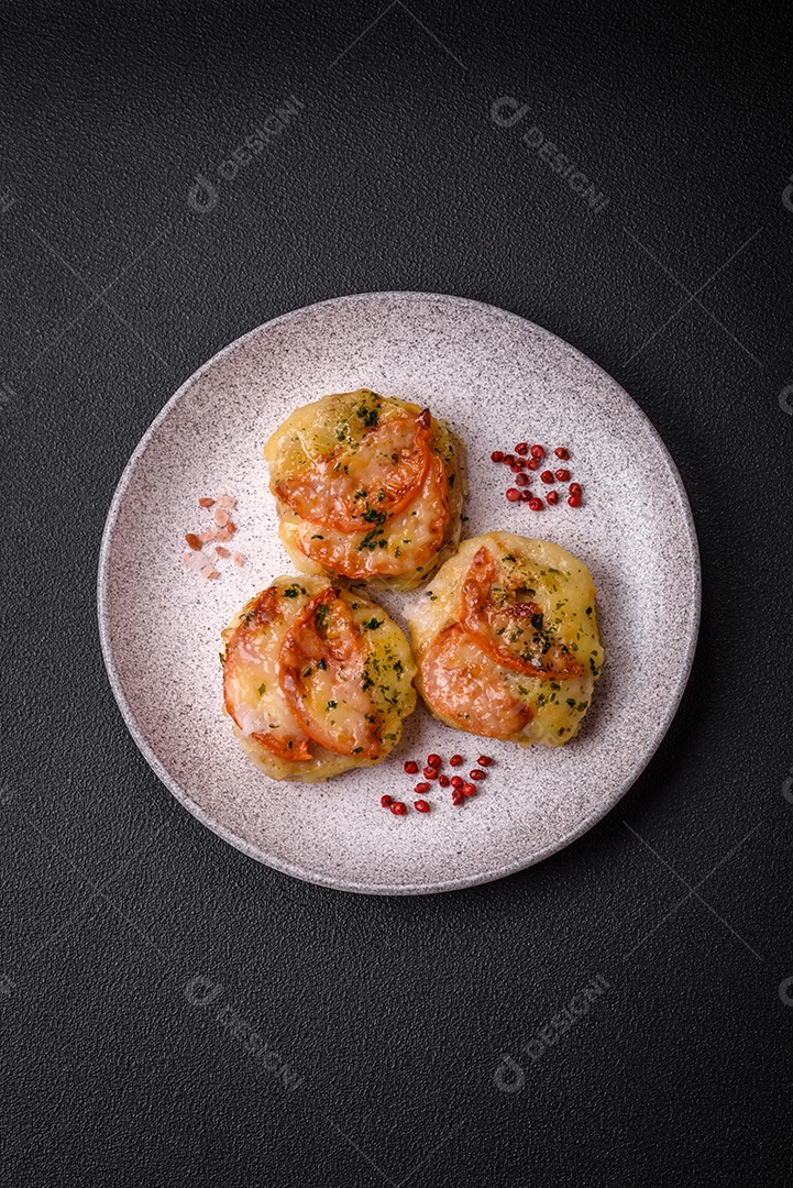 Delicioso filé de peixe assado com queijo, tomate, sal, especiarias e ervas sobre um fundo escuro de concreto