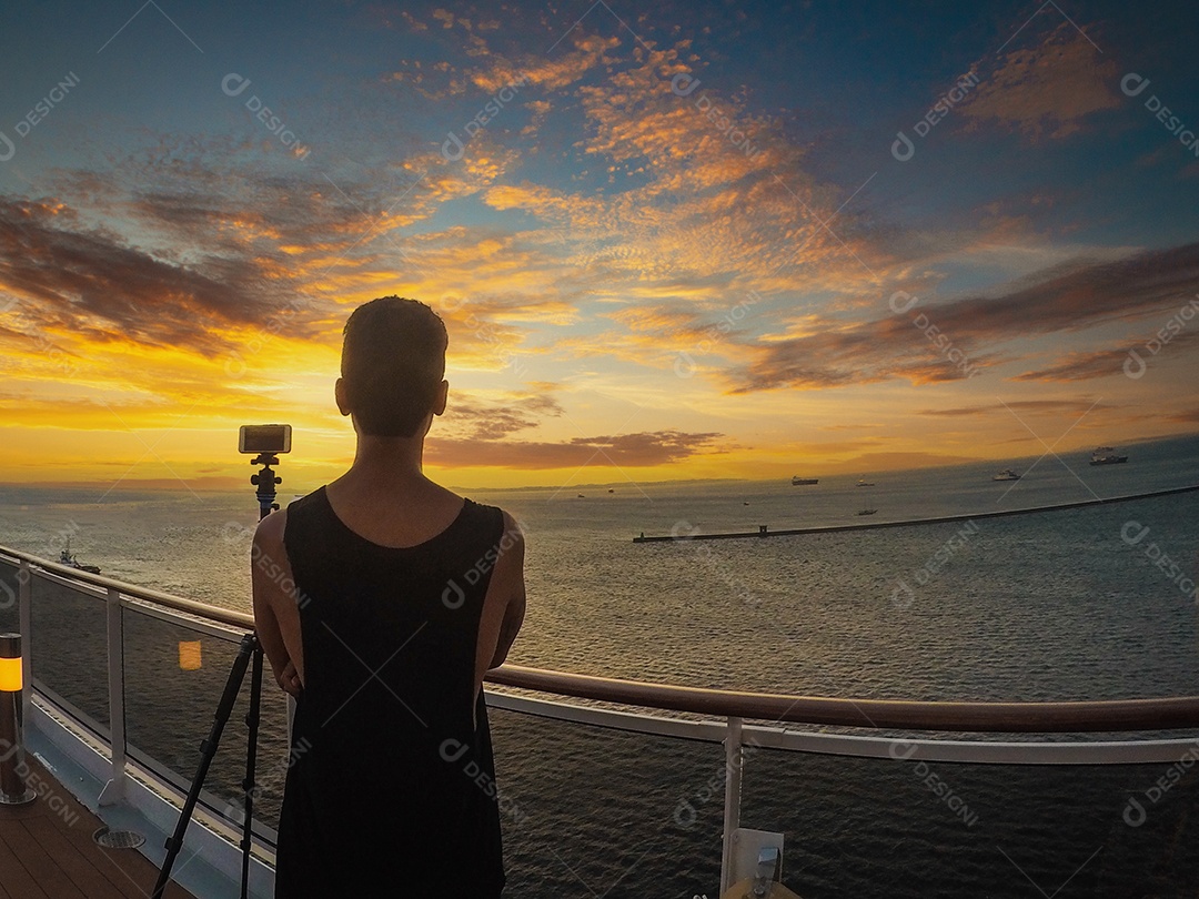 Retrato de um jovem turista negro em frente a um navio de cruzeiro