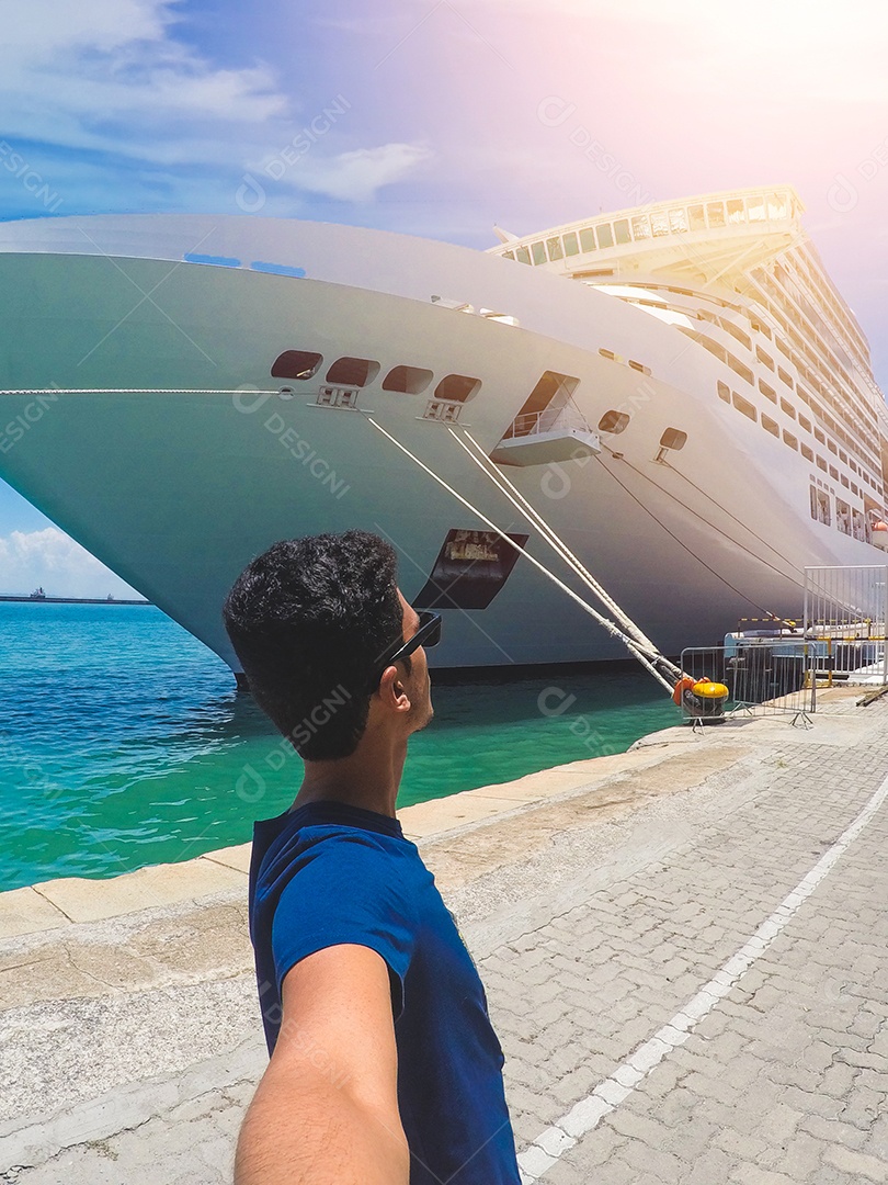 Retrato de um jovem turista negro em frente a um navio de cruzeiro