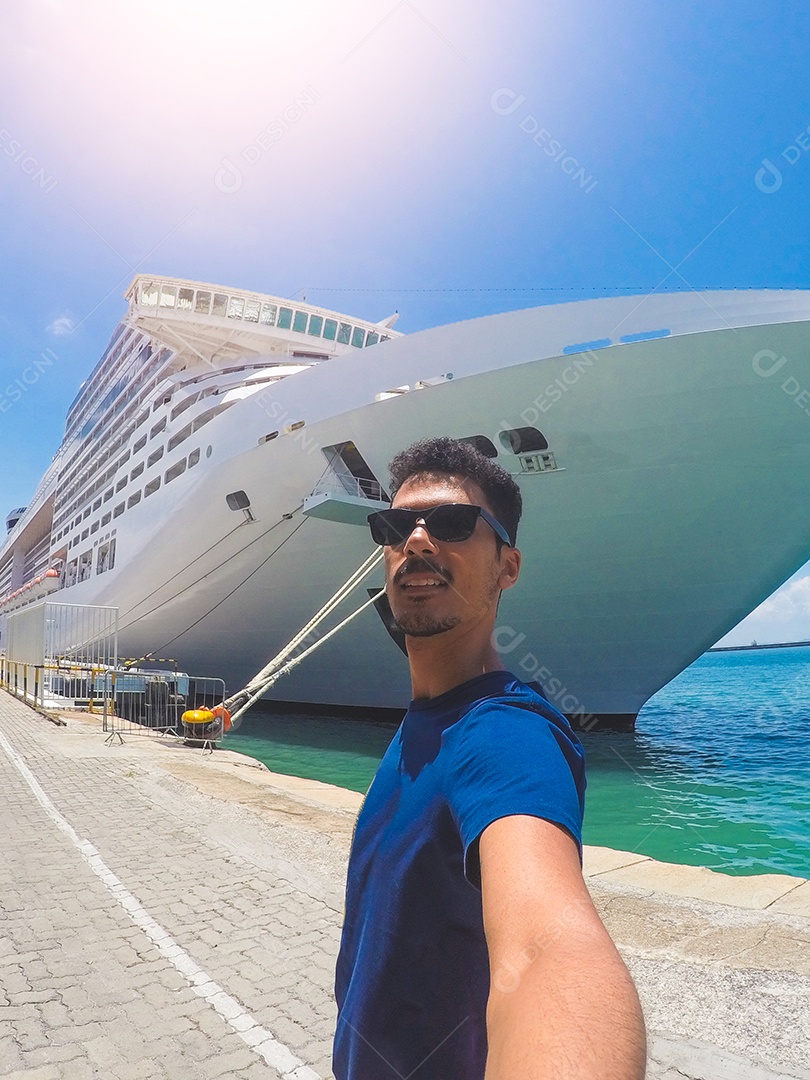 Retrato de um jovem turista negro em frente a um navio de cruzeiro