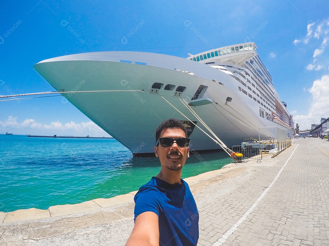 Retrato de um jovem turista negro em frente a um navio de cruzeiro