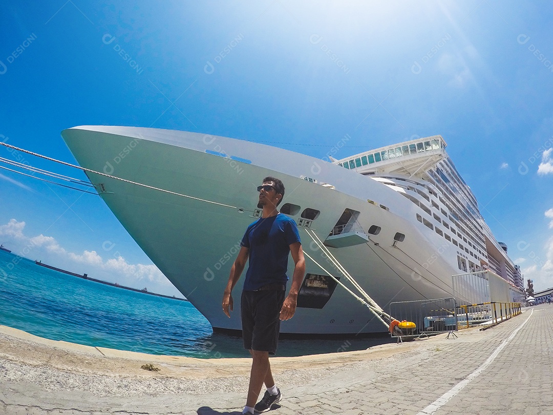 Retrato de um jovem turista negro em frente a um navio de cruzeiro