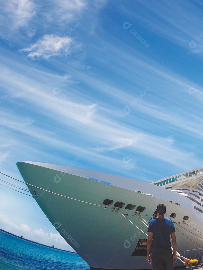 Retrato de um jovem turista negro em frente a um navio de cruzeiro em um céu nublado