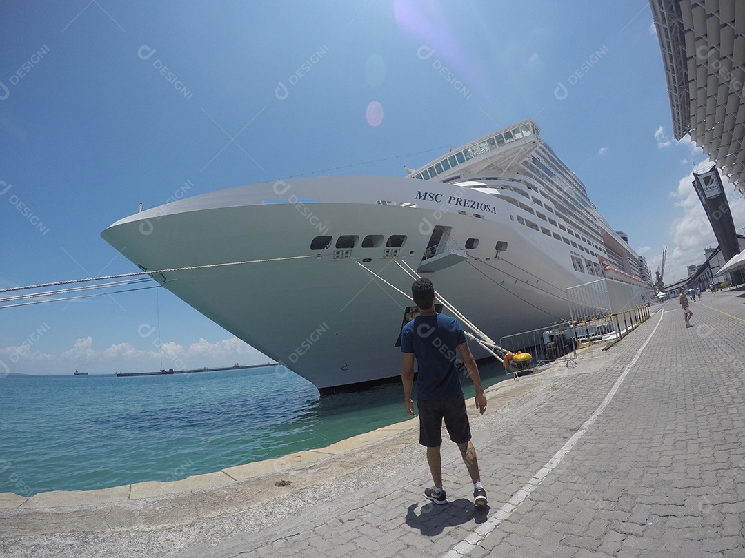 Retrato de um jovem turista negro no convés de um navio de cruzeiro em frente ao pôr do sol