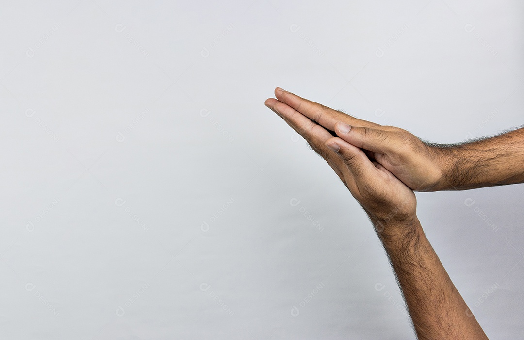 Mãos masculinas isoladas em branco