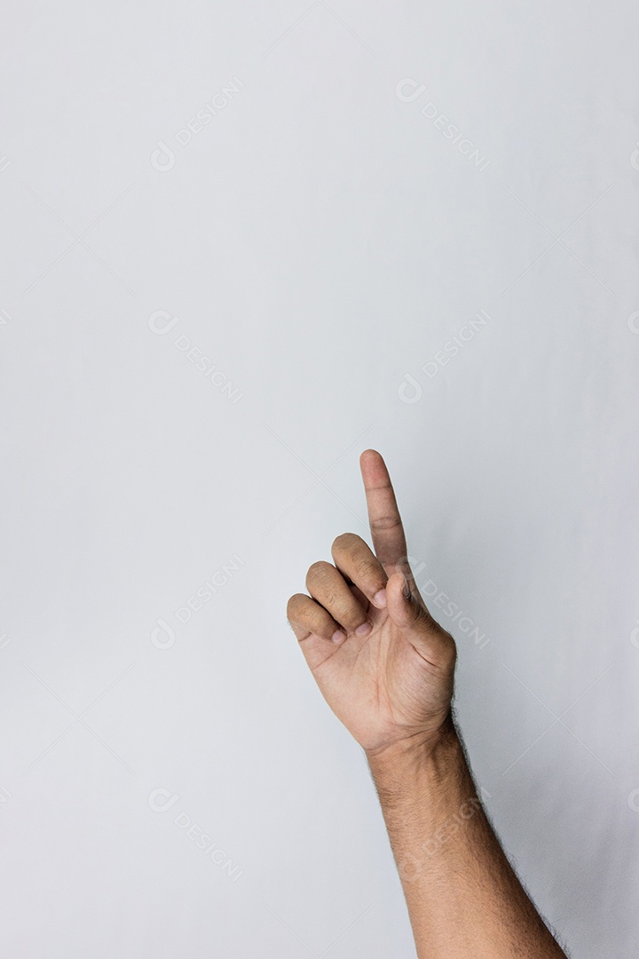 Mãos masculinas isoladas em branco