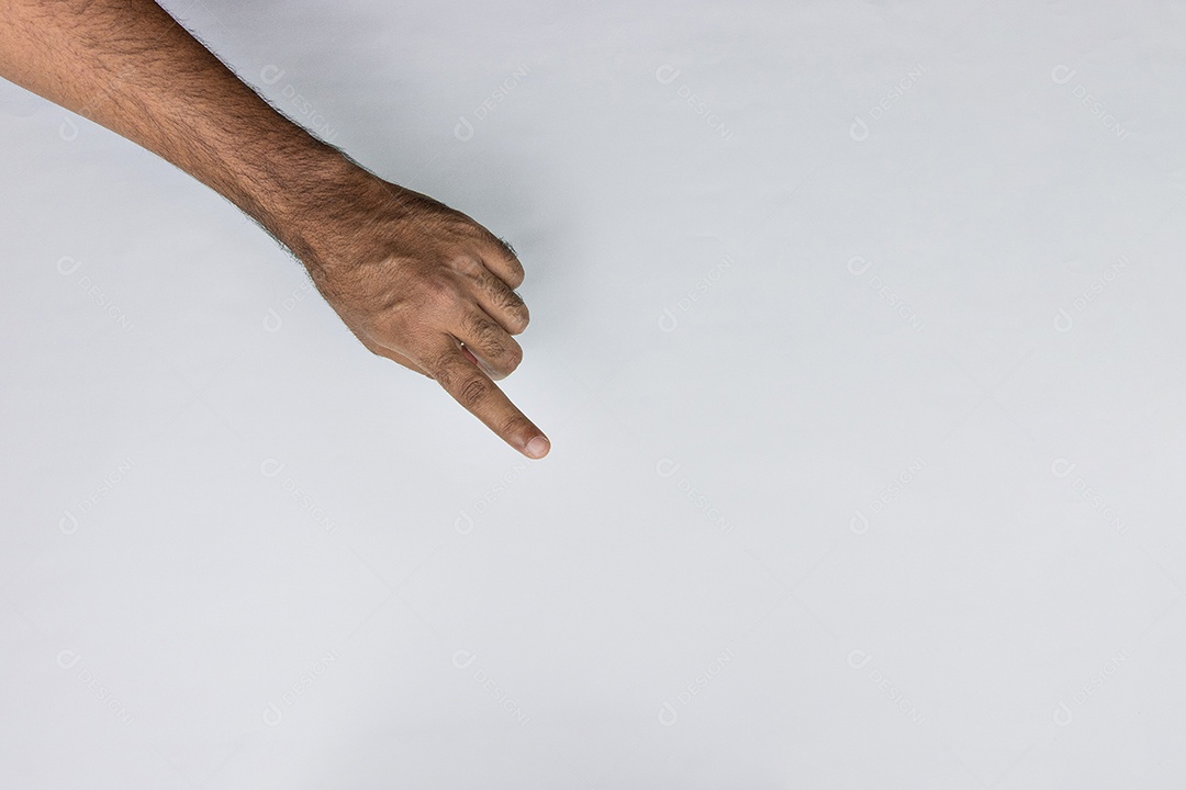 Mãos masculinas isoladas em branco