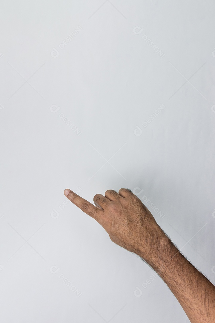 Mãos masculinas isoladas em branco