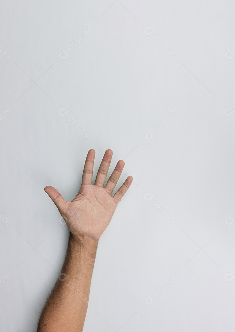 Mãos masculinas isoladas em branco