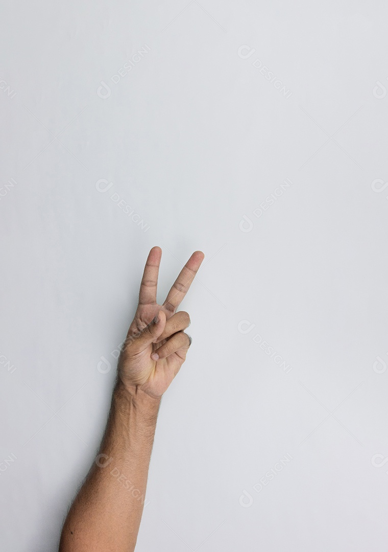 Mãos masculinas isoladas em branco