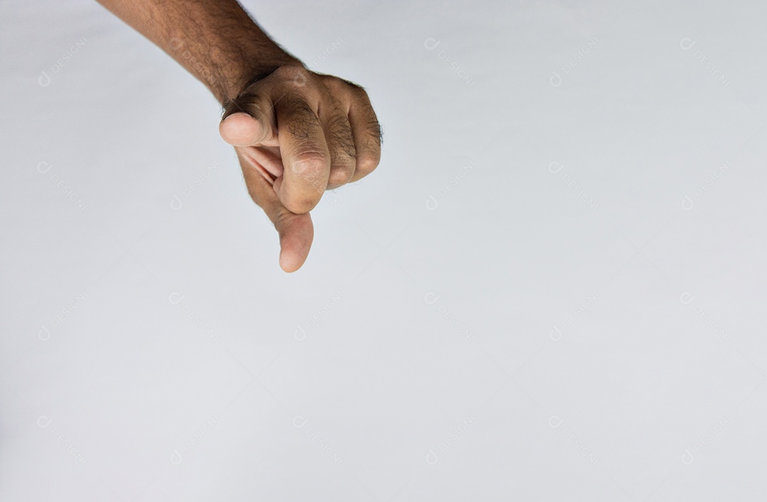 Mãos masculinas isoladas em branco