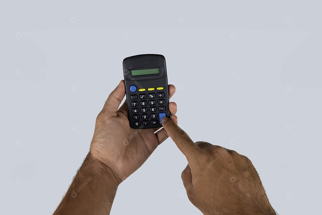 Mãos masculinas com calculadora em fundo branco