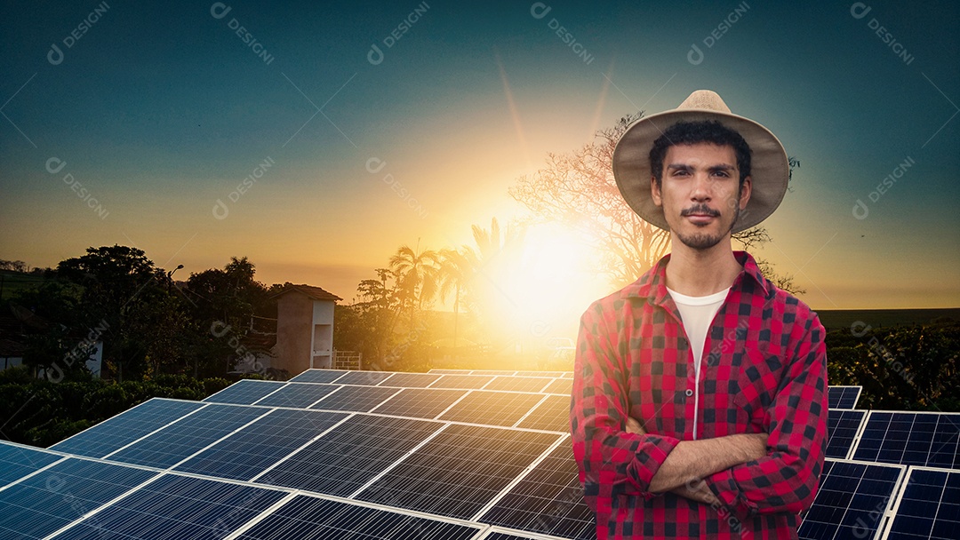Fazendeiro sobre usina fotovoltaica de energia solar