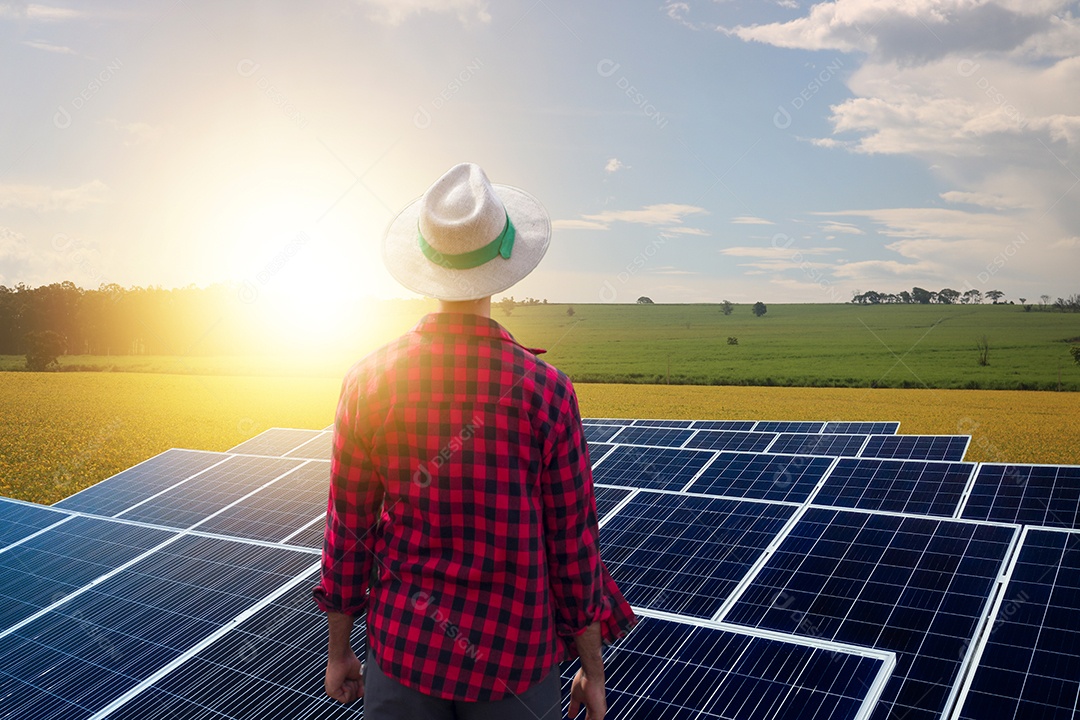 Fazendeiro sobre usina fotovoltaica de energia solar
