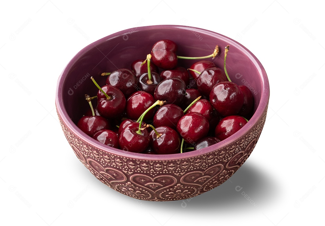 Cerejas vermelhas em uma tigela sobre fundo isolado branco