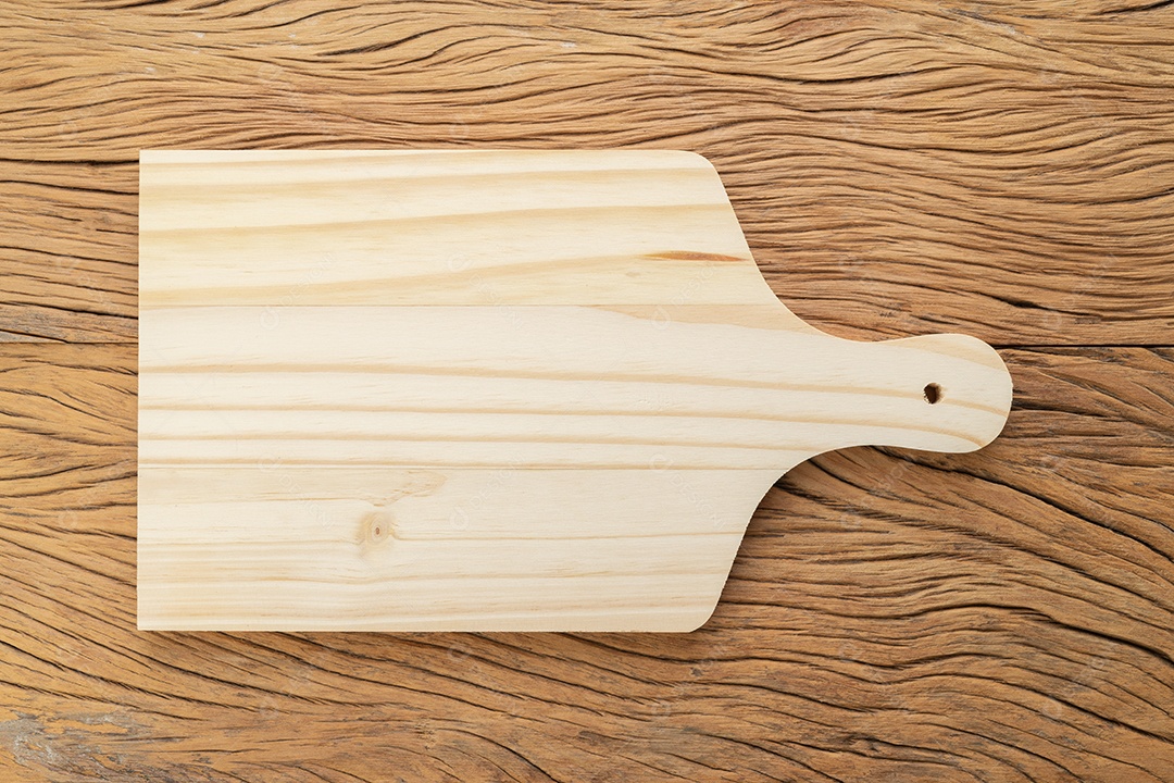 Tábua de madeira sobre fundo de madeira