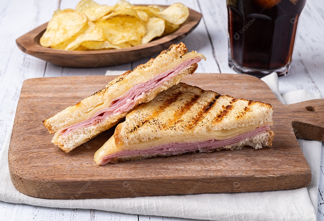 Sanduíche de queijo e presunto com batata frita e refrigerante