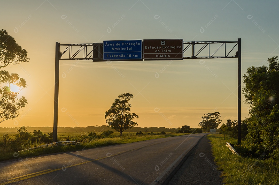 Placa de entrada da área de proteção ambiental da Estação Ecológica do Taim com 16km de extensão com muitos animais.