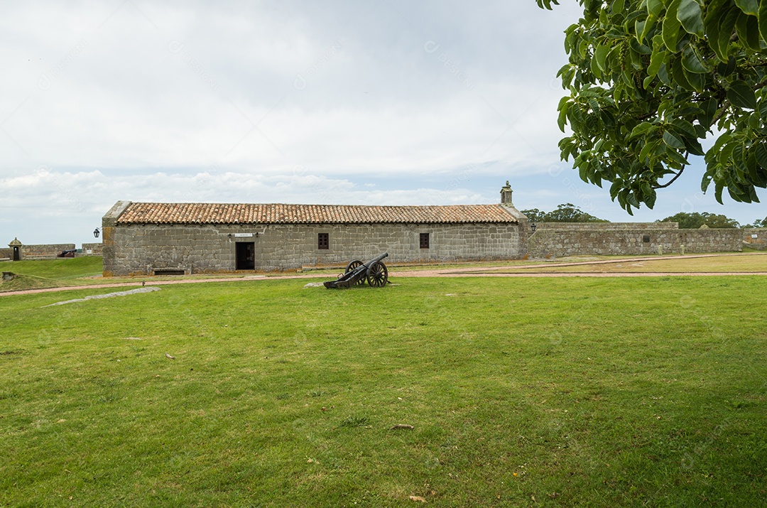 Fortaleza Santa Tereza é uma fortificação militar localizada no litoral norte do Uruguai, próximo à fronteira do Brasil com a América do Sul.