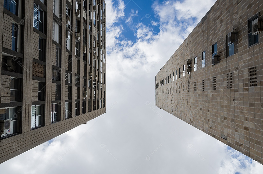 Edifícios no centro de Montevidéu em vista de baixo para cima, arquitetura de Montevidéu.