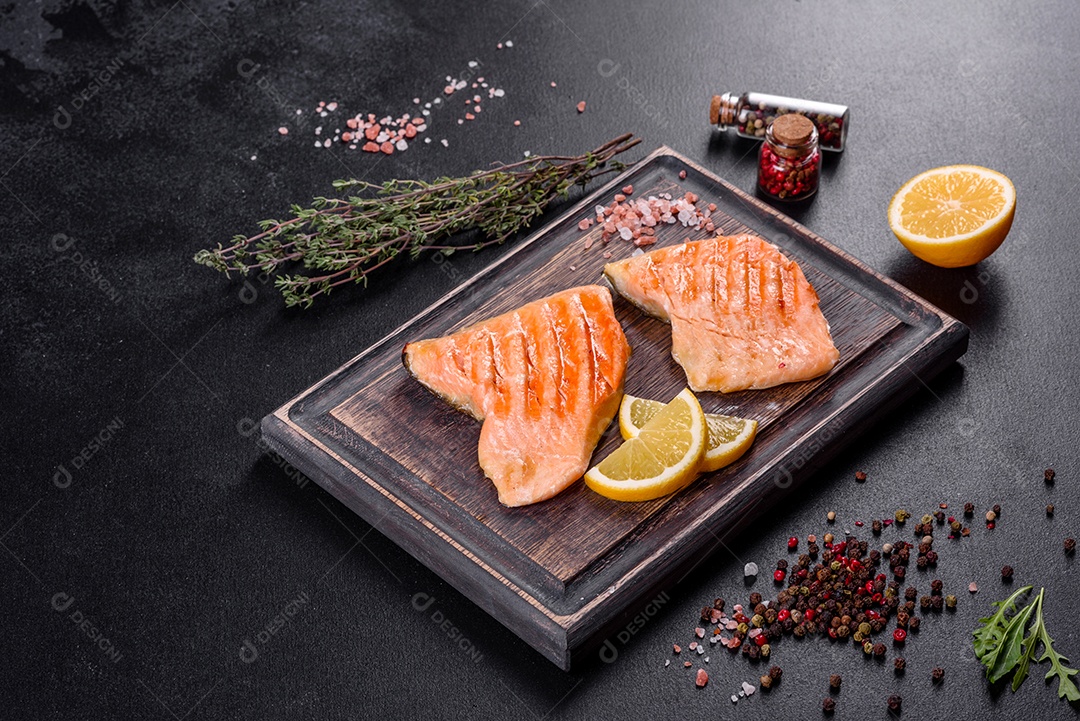 Saboroso carvão ártico de peixe vermelho fresco assado em uma grelha. Fonte de ômega, alimento saudável