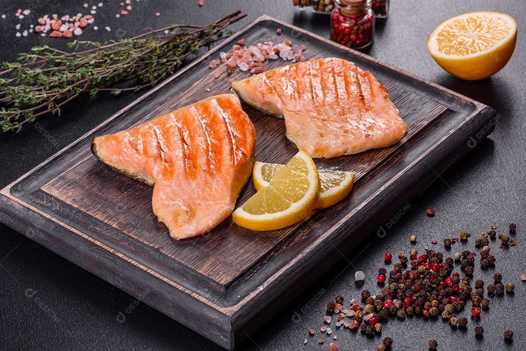 Saboroso carvão ártico de peixe vermelho fresco assado em uma grelha. Fonte de ômega, alimento saudável