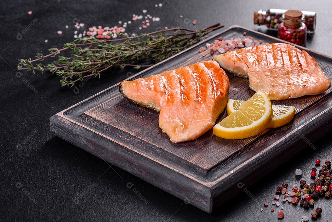 Saboroso carvão ártico de peixe vermelho fresco assado em uma grelha. Fonte de ômega, alimento saudável