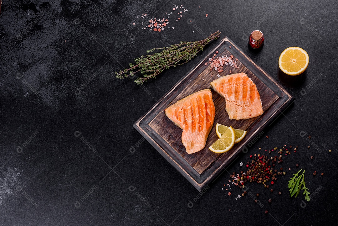 Saboroso carvão ártico de peixe vermelho fresco assado em uma grelha. Fonte de ômega, alimento saudável