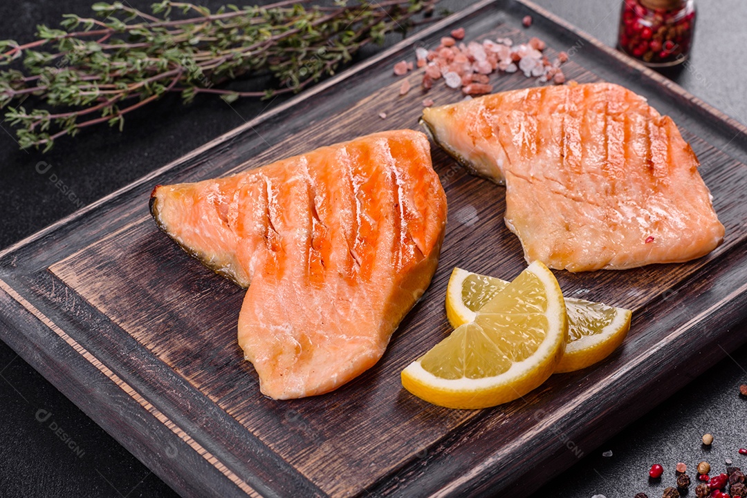 Saboroso carvão ártico de peixe vermelho fresco assado em uma grelha. Fonte de ômega, alimento saudável