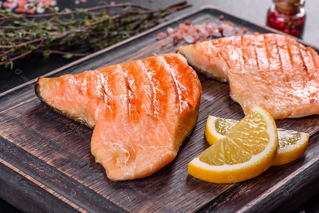 Saboroso carvão ártico de peixe vermelho fresco assado em uma grelha. Fonte de ômega, alimento saudável