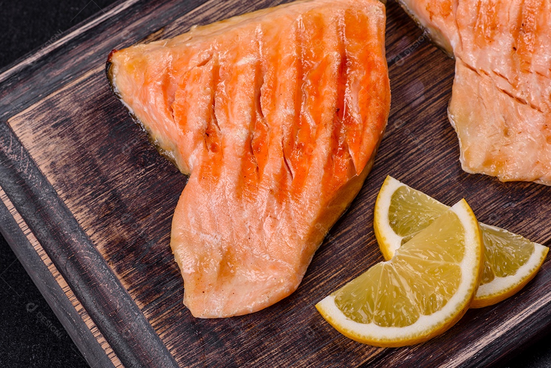 Saboroso carvão ártico de peixe vermelho fresco assado em uma grelha. Fonte de ômega, alimento saudável