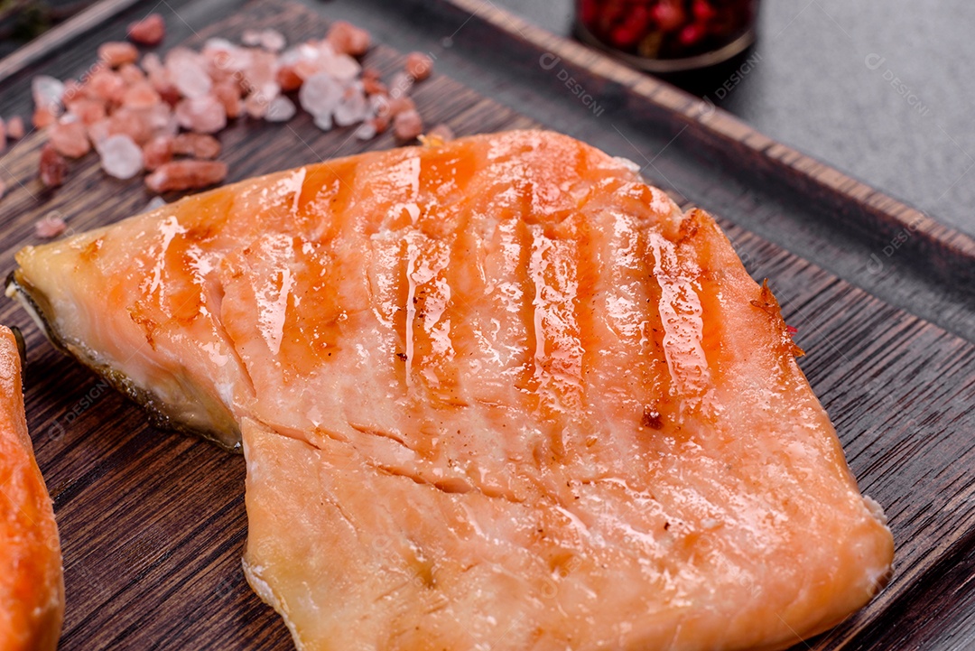 Saboroso carvão ártico de peixe vermelho fresco assado em uma grelha. Fonte de ômega, alimento saudável