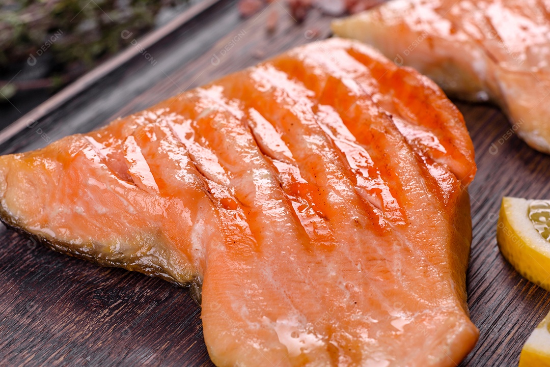 Saboroso carvão ártico de peixe vermelho fresco assado em uma grelha. Fonte de ômega, alimento saudável