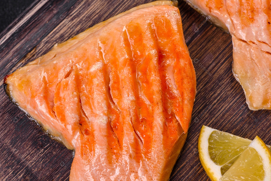 Saboroso carvão ártico de peixe vermelho fresco assado em uma grelha. Fonte de ômega, alimento saudável