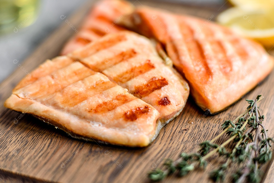 Saboroso carvão ártico de peixe vermelho fresco assado em uma grelha. Fonte de ômega, alimento saudável