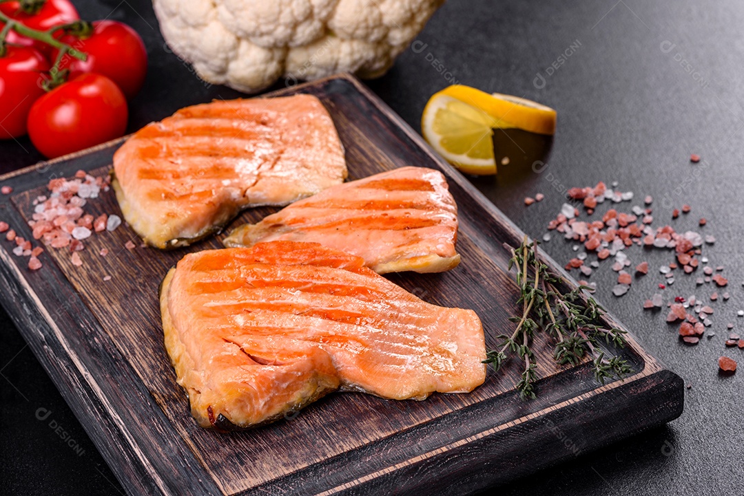 Saboroso carvão ártico de peixe vermelho fresco assado em uma grelha. Fonte de ômega, alimento saudável