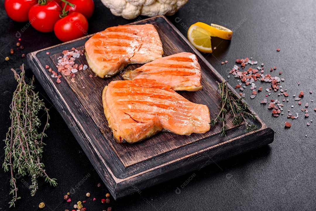 Saboroso carvão ártico de peixe vermelho fresco assado em uma grelha. Fonte de ômega, alimento saudável