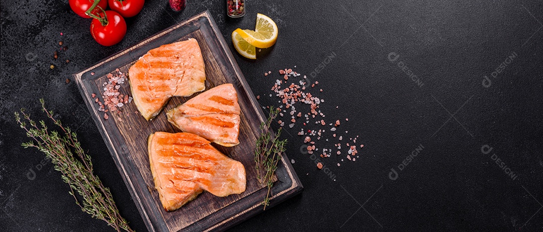 Saboroso carvão ártico de peixe vermelho fresco assado em uma grelha. Fonte de ômega, alimento saudável