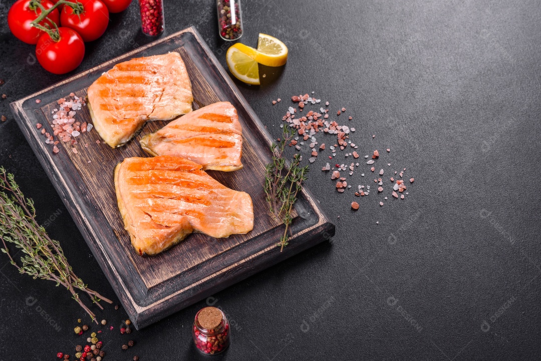 Saboroso carvão ártico de peixe vermelho fresco assado em uma grelha. Fonte de ômega, alimento saudável