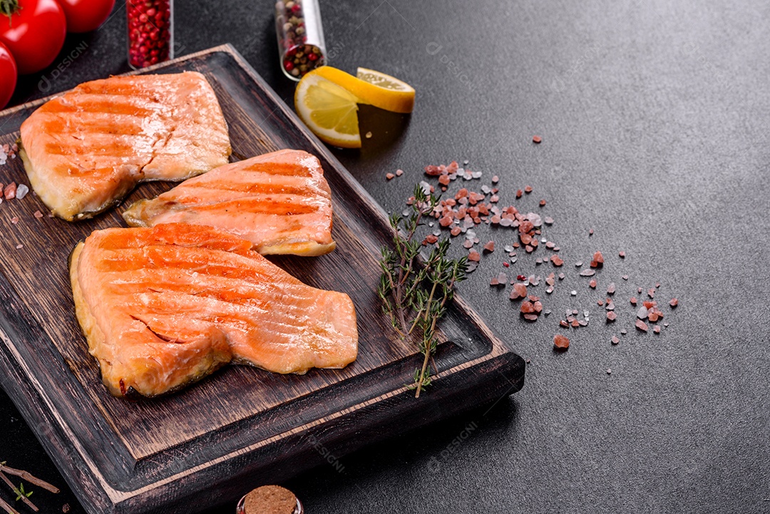 Saboroso carvão ártico de peixe vermelho fresco assado em uma grelha. Fonte de ômega, alimento saudável