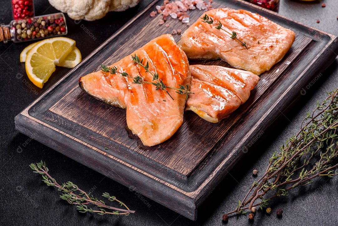 Saboroso carvão ártico de peixe vermelho fresco assado em uma grelha. Fonte de ômega, alimento saudável