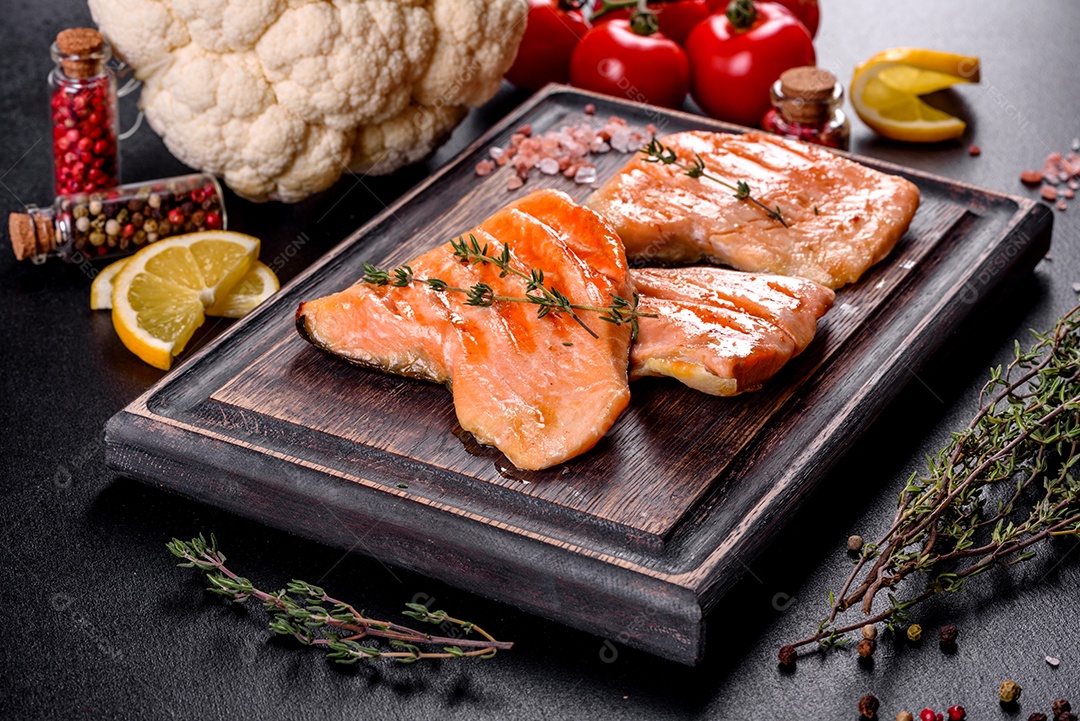 Saboroso carvão ártico de peixe vermelho fresco assado em uma grelha. Fonte de ômega, alimento saudável