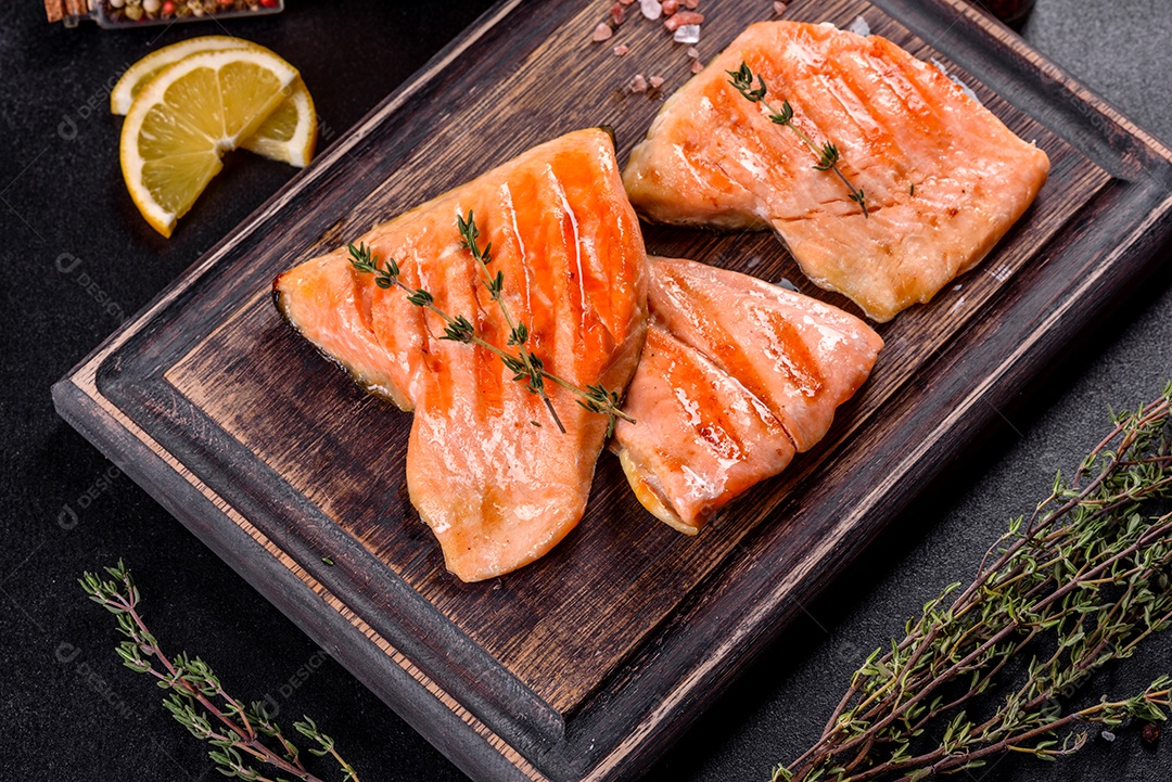 Saboroso carvão ártico de peixe vermelho fresco assado em uma grelha. Fonte de ômega, alimento saudável