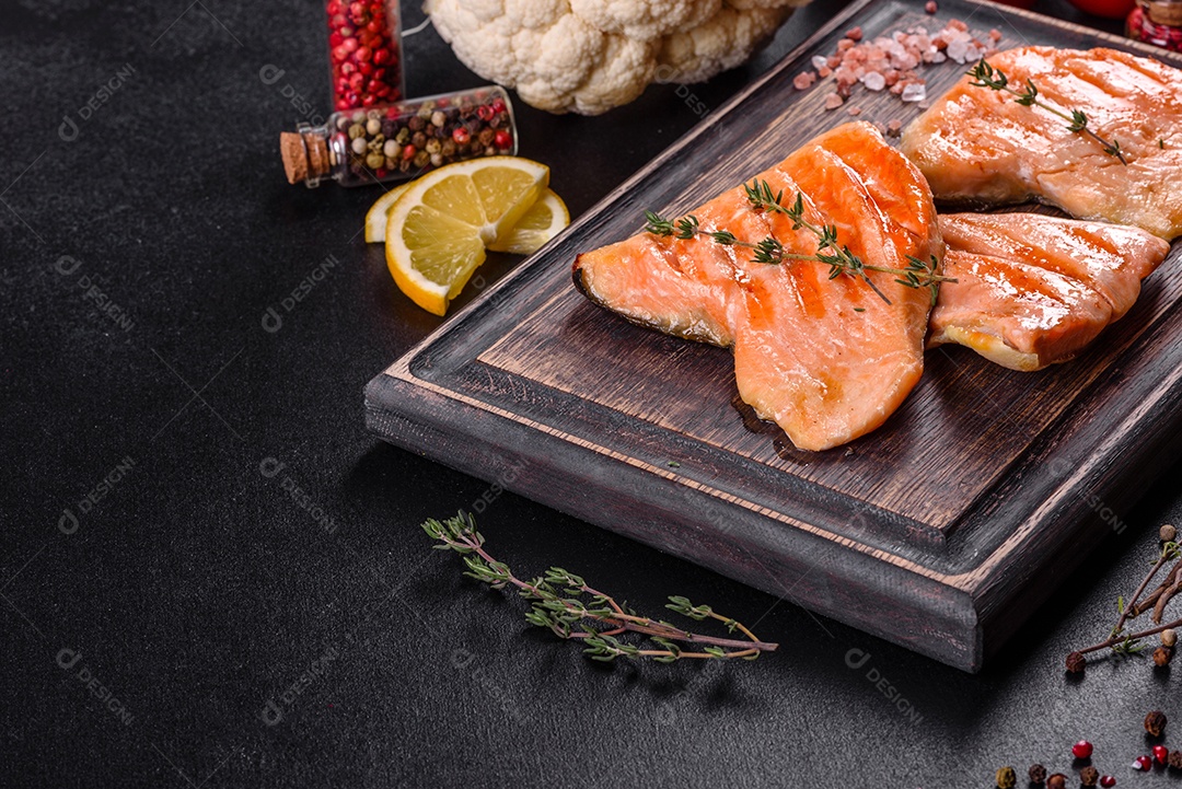 Saboroso carvão ártico de peixe vermelho fresco assado em uma grelha. Fonte de ômega, alimento saudável