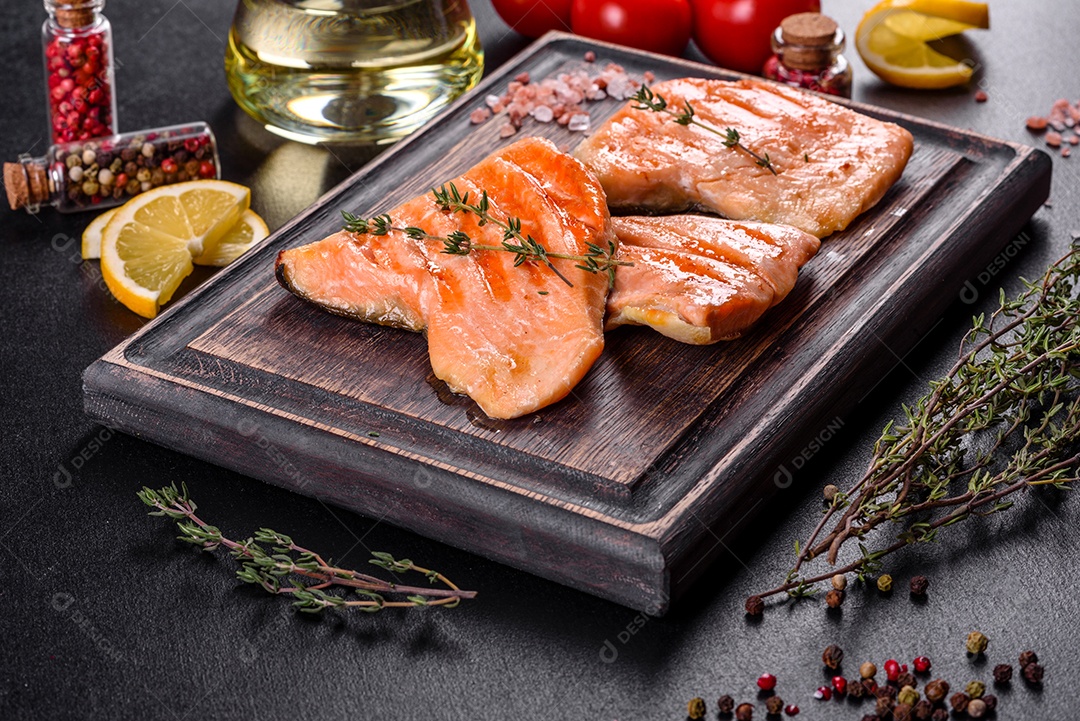 Saboroso carvão ártico de peixe vermelho fresco assado em uma grelha. Fonte de ômega, alimento saudável