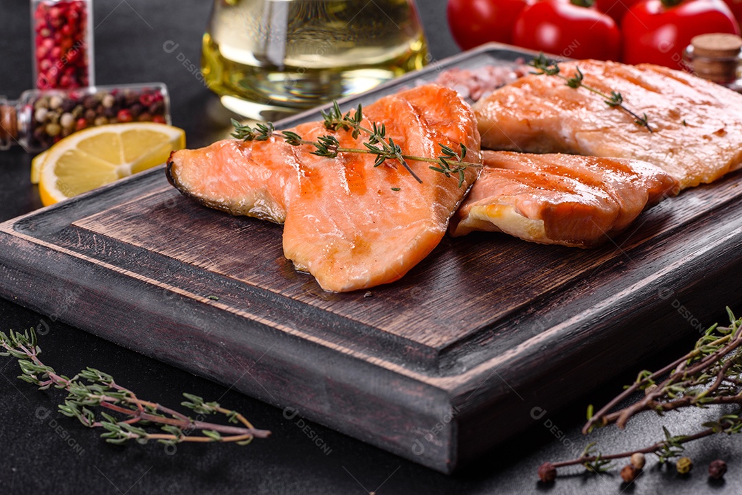 Saboroso carvão ártico de peixe vermelho fresco assado em uma grelha. Fonte de ômega, alimento saudável