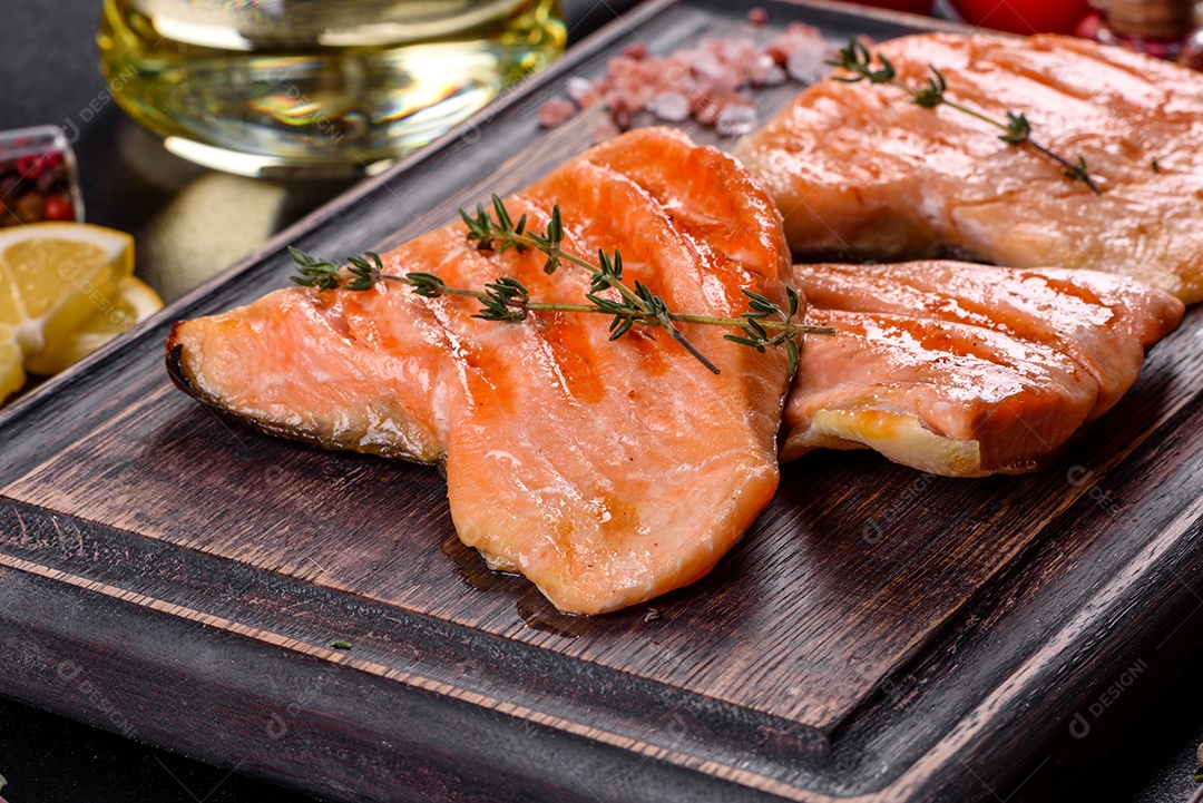 Saboroso carvão ártico de peixe vermelho fresco assado em uma grelha. Fonte de ômega, alimento saudável