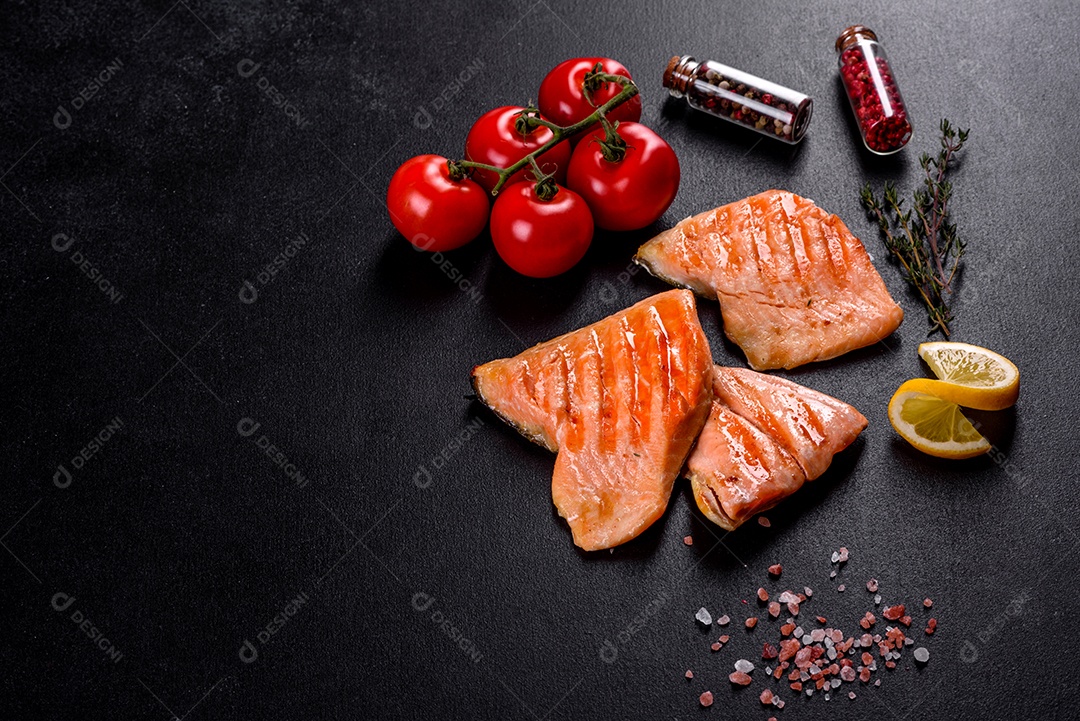 Saboroso carvão ártico de peixe vermelho fresco assado em uma grelha. Fonte de ômega, alimento saudável